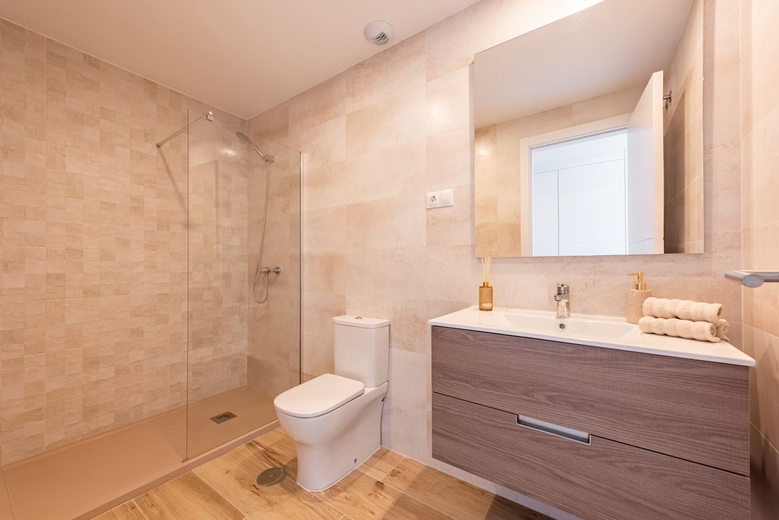 3 bedroom Apartment for sale in Nueva Andalucia with pool garage - € 559,000 (Ref: 9614478)