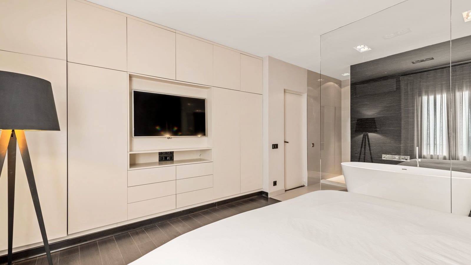 2 bedroom Apartment for sale in Marbella with garage - € 1,690,000 (Ref: 9614479)