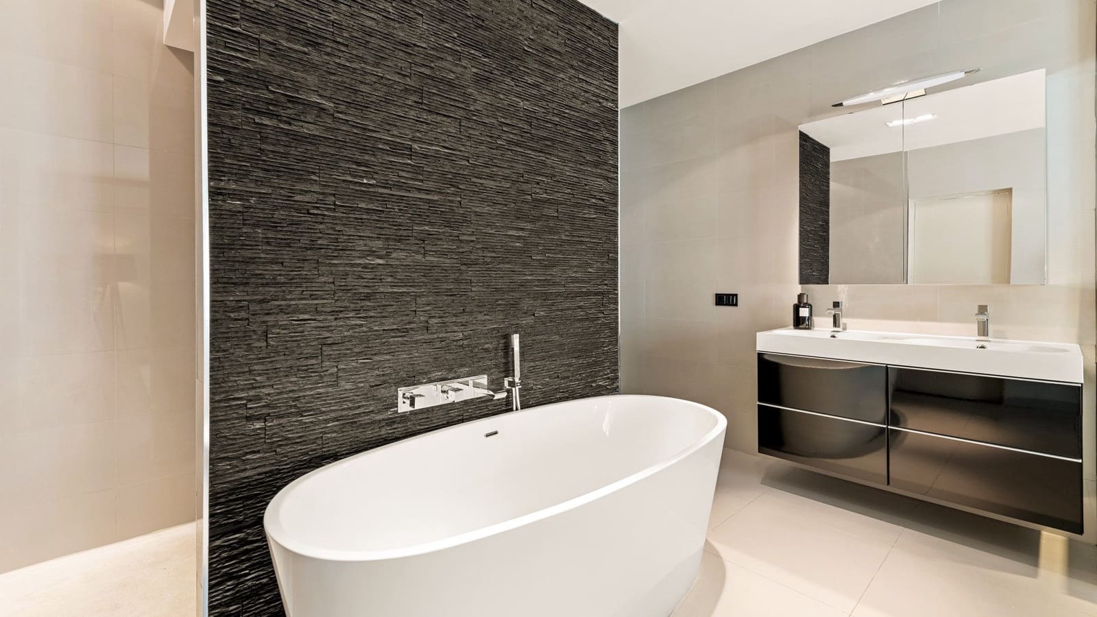 2 bedroom Apartment for sale in Marbella with garage - € 1,690,000 (Ref: 9614479)