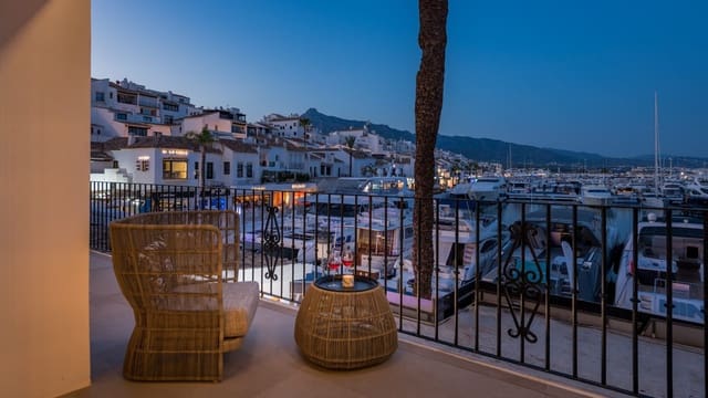 2 sypialnia Apartament na sprzedaż w Puerto Banus, Marbella z garażem - 1 690 000 € (Ref: 9614479)