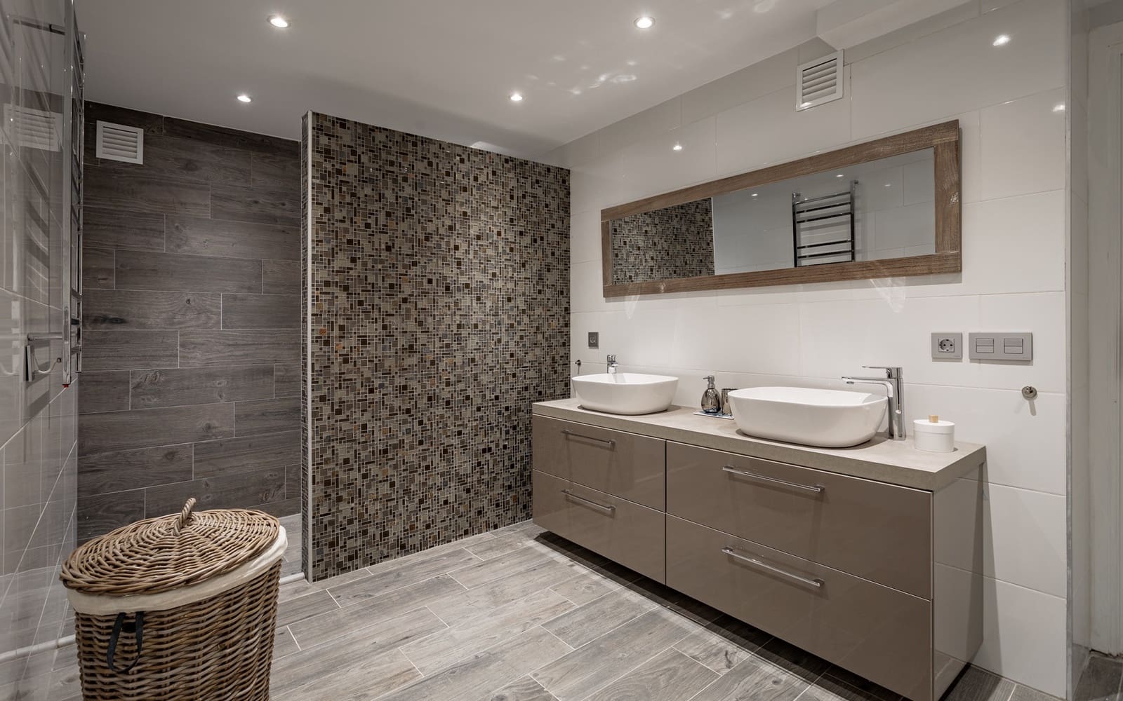 4 sypialnia Willa na sprzedaż w Nueva Andalucia z basenem garażem - 2 195 000 € (Ref: 9629420)