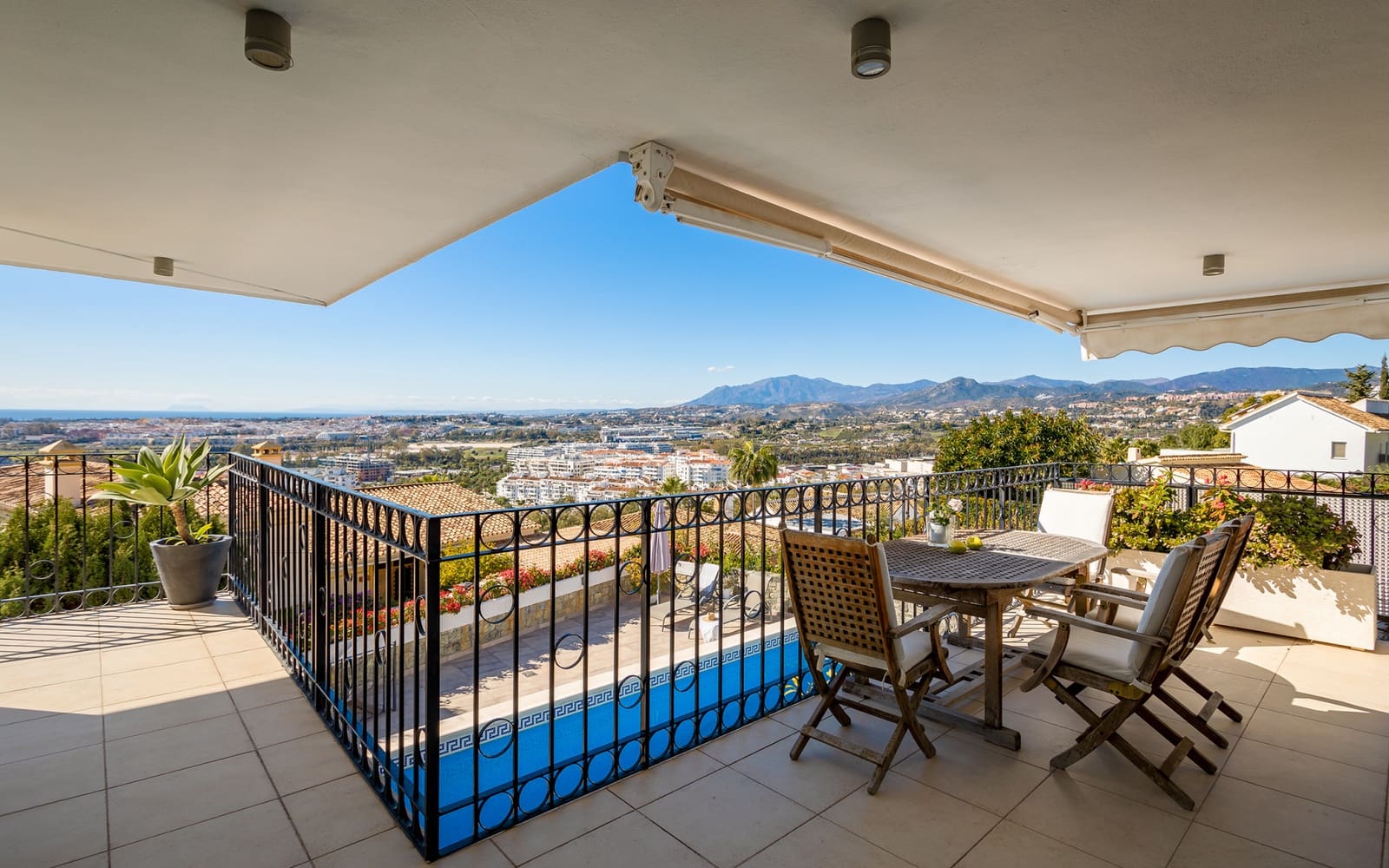 4 sypialnia Willa na sprzedaż w Nueva Andalucia z basenem garażem - 2 195 000 € (Ref: 9629420)