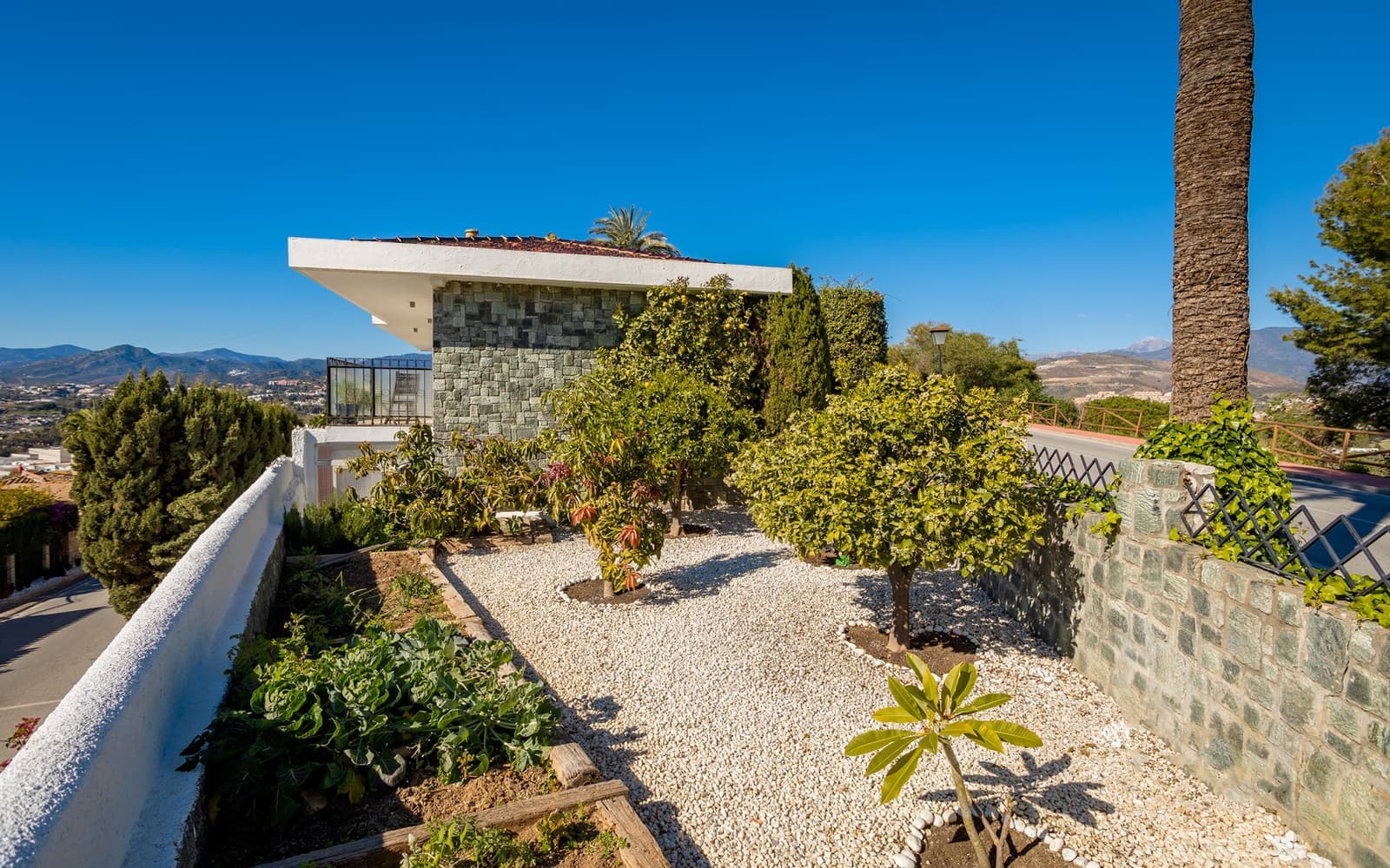 4 sypialnia Willa na sprzedaż w Nueva Andalucia z basenem garażem - 2 195 000 € (Ref: 9629420)