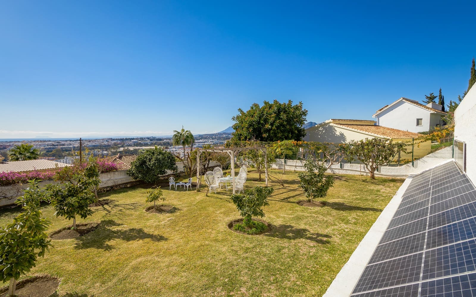 4 sypialnia Willa na sprzedaż w Nueva Andalucia z basenem garażem - 2 195 000 € (Ref: 9629420)