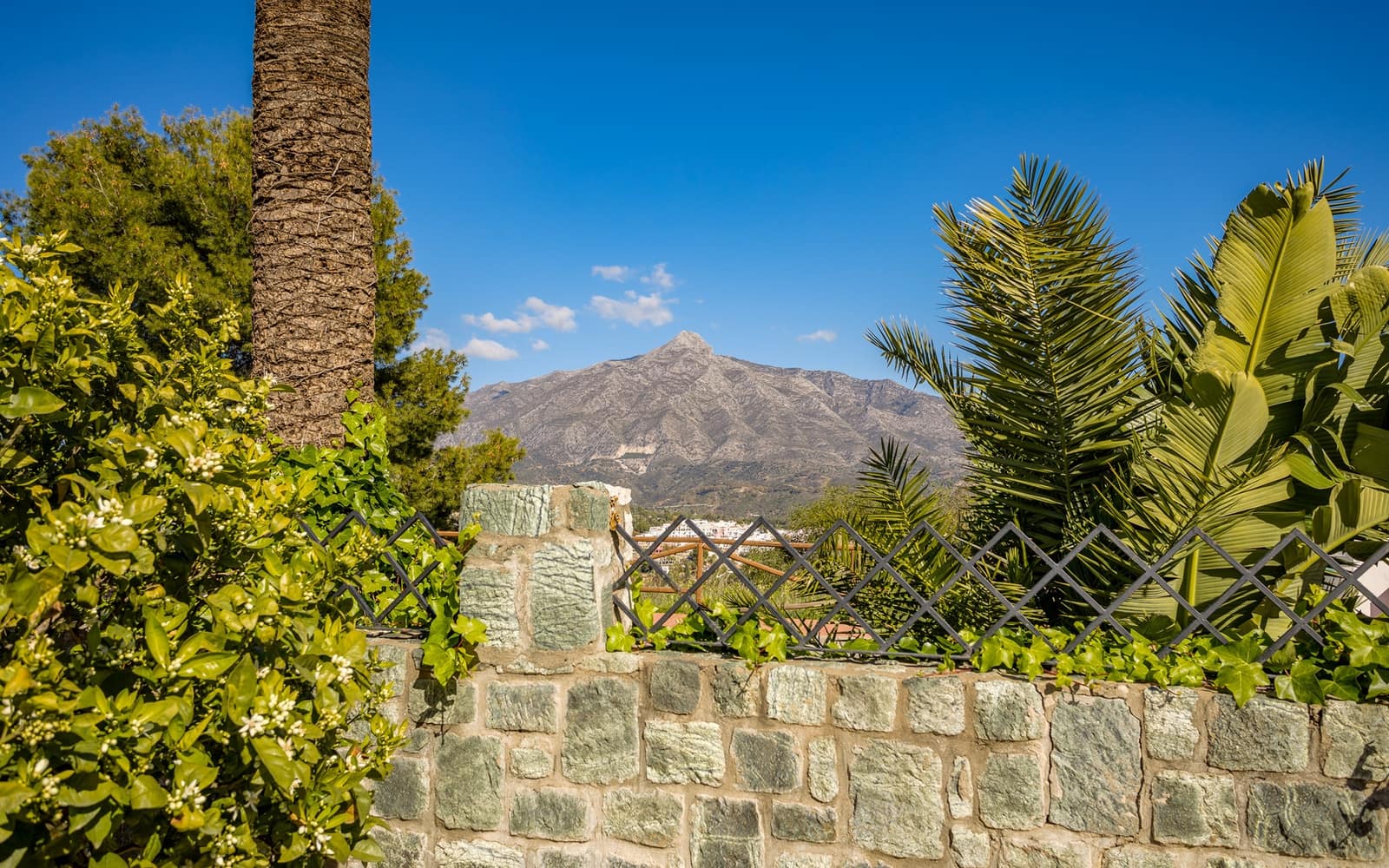 4 sypialnia Willa na sprzedaż w Nueva Andalucia z basenem garażem - 2 195 000 € (Ref: 9629420)