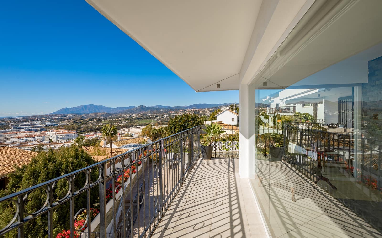 4 bedroom Villa for sale in Nueva Andalucia with pool garage - € 2,195,000 (Ref: 9629420)