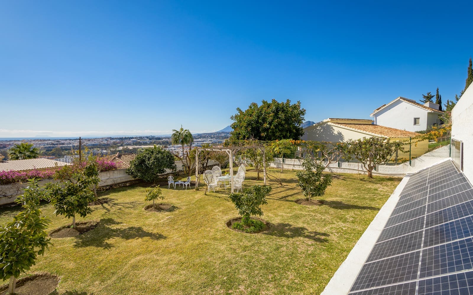 4 bedroom Villa for sale in Nueva Andalucia with pool garage - € 2,195,000 (Ref: 9629420)
