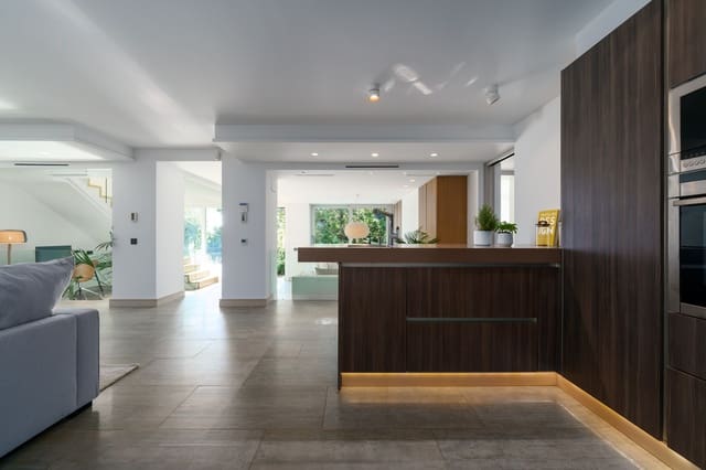 6 soverom Villa til salgs i Las Brisas, Marbella med svømmebasseng garasje - € 2 350 000 (Ref: 9629422)