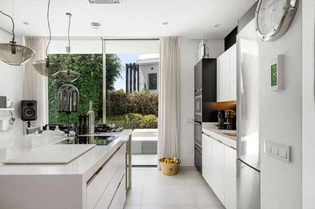 4 bedroom Villa for sale in Nueva Atalaya, Estepona with pool garage - € 1,825,000 (Ref: 9629426)