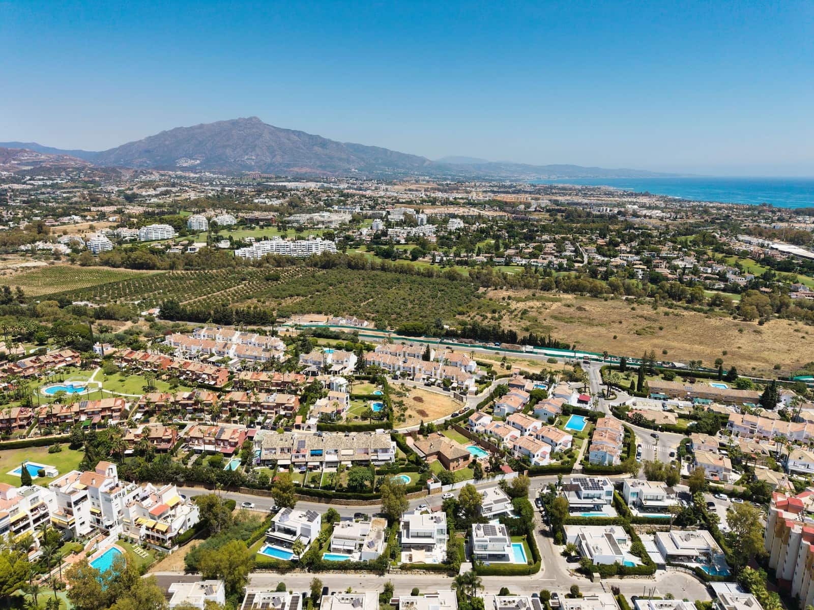 4 makuuhuone Huvila myytävänä paikassa Estepona mukana uima-altaan 
autotalli - 1 825 000 € (Ref: 9629426)