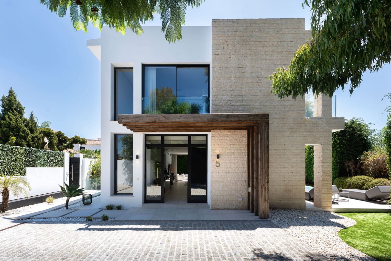 4 bedroom Villa for sale in Estepona with pool garage - € 1,825,000 (Ref: 9629426)