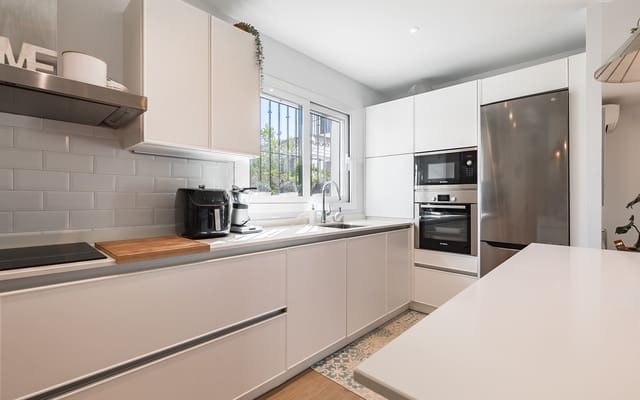 3 makuuhuone Omakotitalo myytävänä paikassa Nueva Alcántara, Marbella mukana uima-altaan 
autotalli - 1 499 000 € (Ref: 9629427)