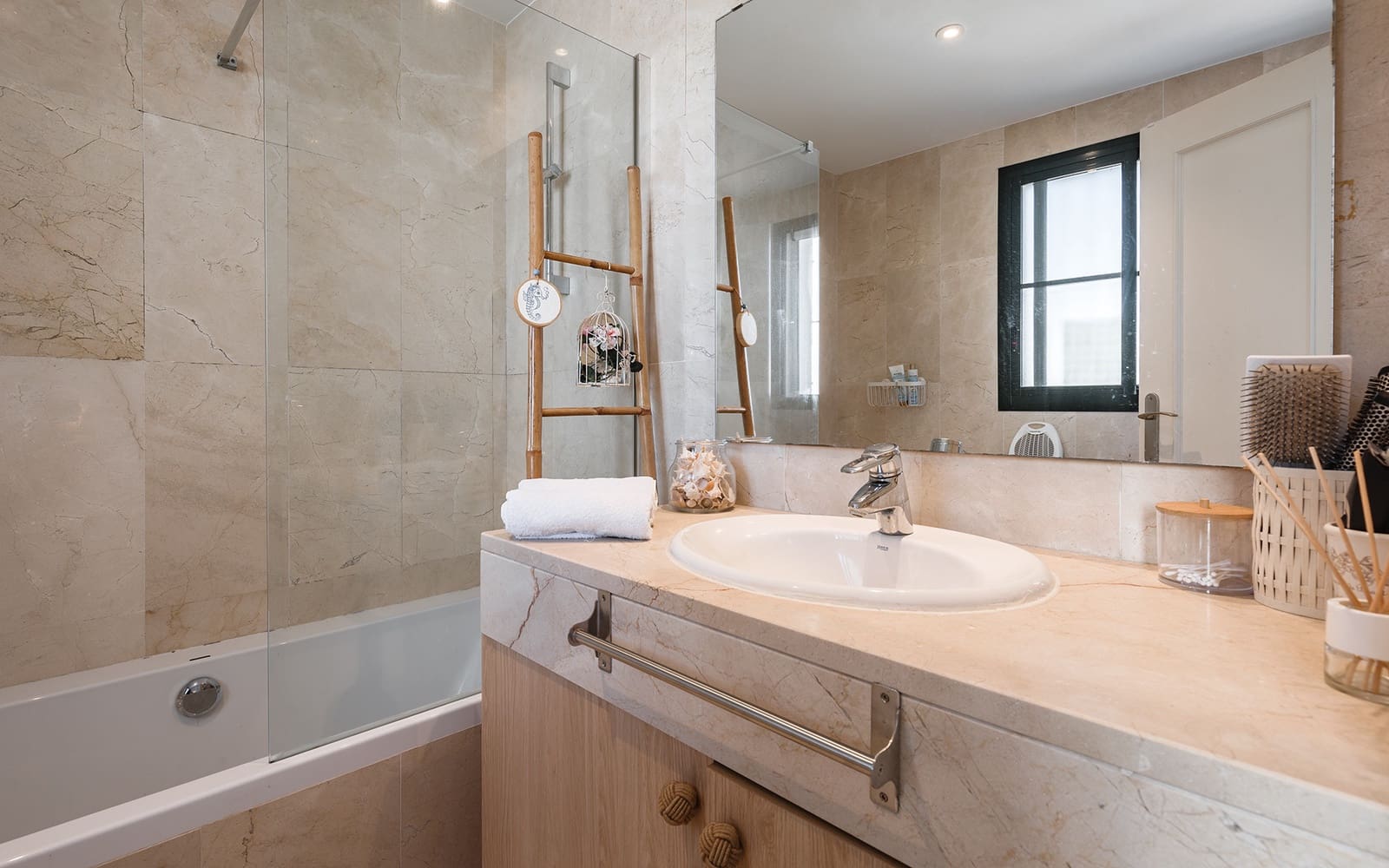 3 makuuhuone Omakotitalo myytävänä paikassa San Pedro de Alcantara mukana uima-altaan 
autotalli - 1 499 000 € (Ref: 9629427)