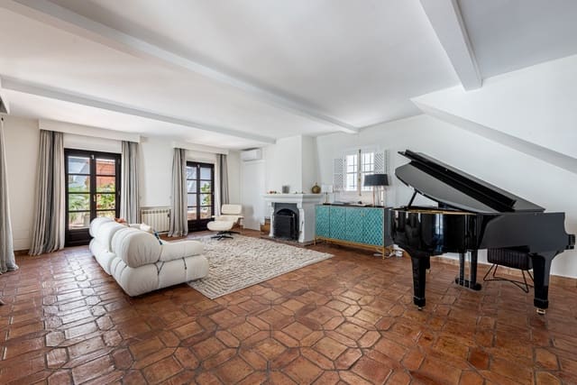 Pareado de 4 habitaciones en Lomas De Marbella, Marbella en venta con piscina garaje - 2.490.000 € (Ref: 9629430)