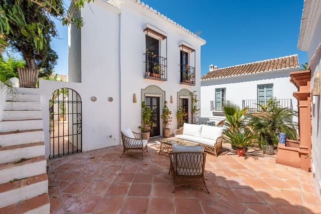 Pareado de 4 habitaciones en Lomas De Marbella, Marbella en venta con piscina garaje - 2.490.000 € (Ref: 9629430)