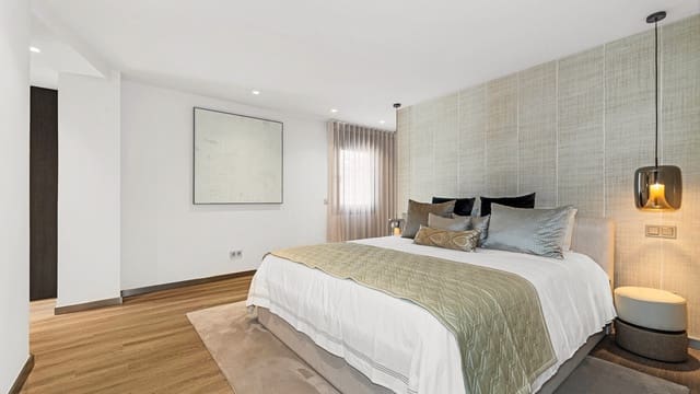 5 soveværelse Lejlighed til salg i Puerto Banus, Marbella med garage - € 2.350.000 (Ref: 9654364)