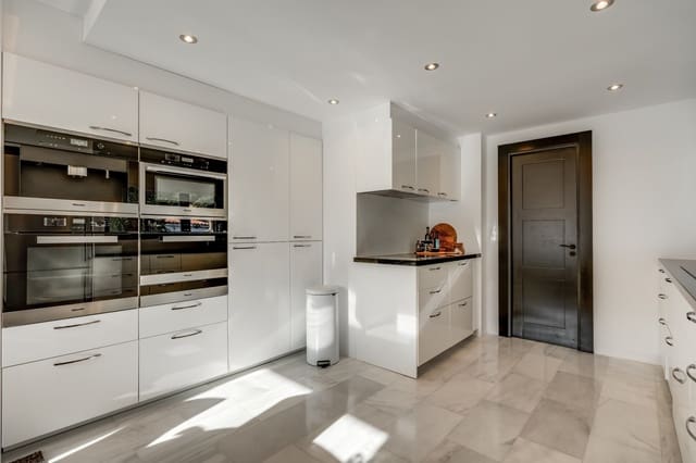 5 chambre Villa/Maison à vendre à Nueva Andalucía Centro, Marbella avec piscine garage - 1 894 000 € (Ref: 9658022)