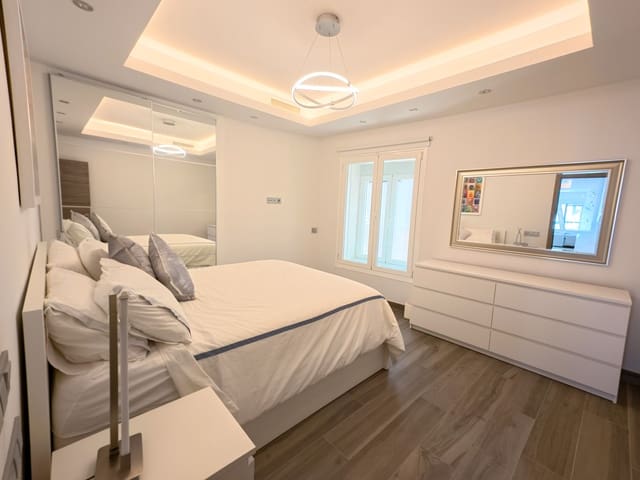 2 soveværelse Lejlighed til salg i Puerto Banus, Marbella - € 985.000 (Ref: 9658023)