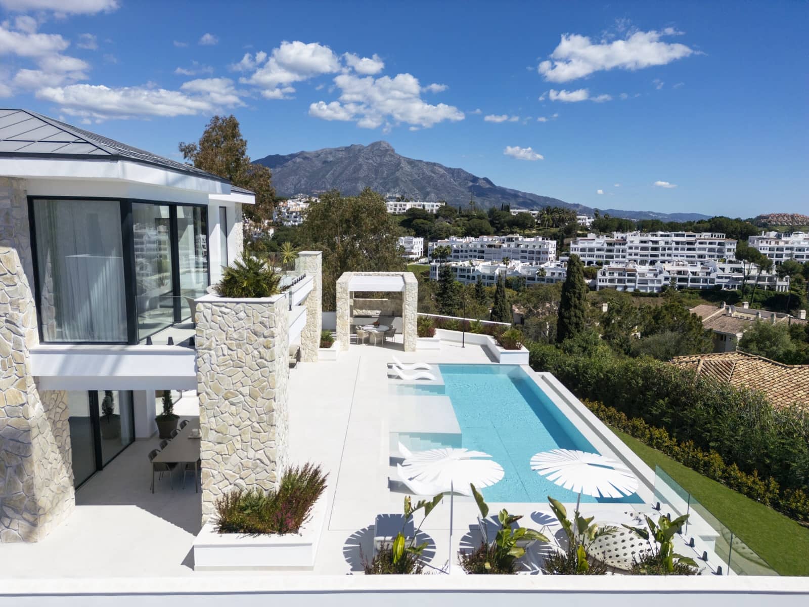 5 bedroom Villa for sale in La Quinta with pool garage - € 5,495,000 (Ref: 9685738)