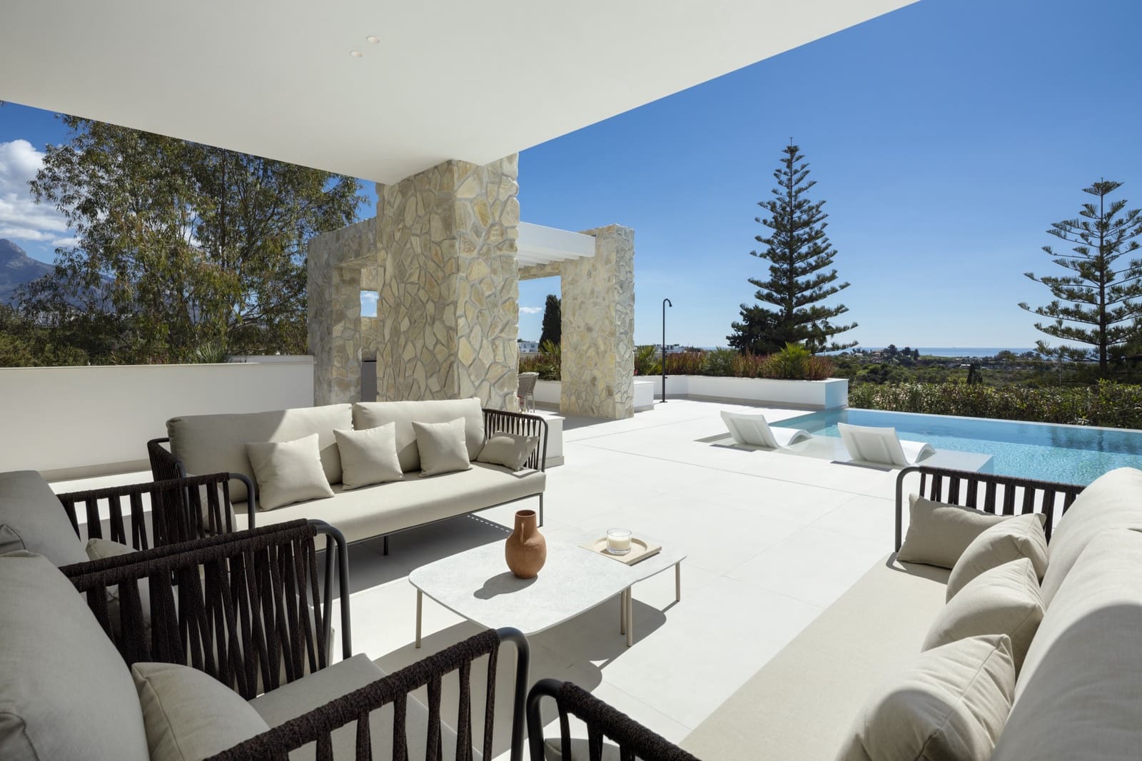 5 bedroom Villa for sale in La Quinta with pool garage - € 5,495,000 (Ref: 9685738)