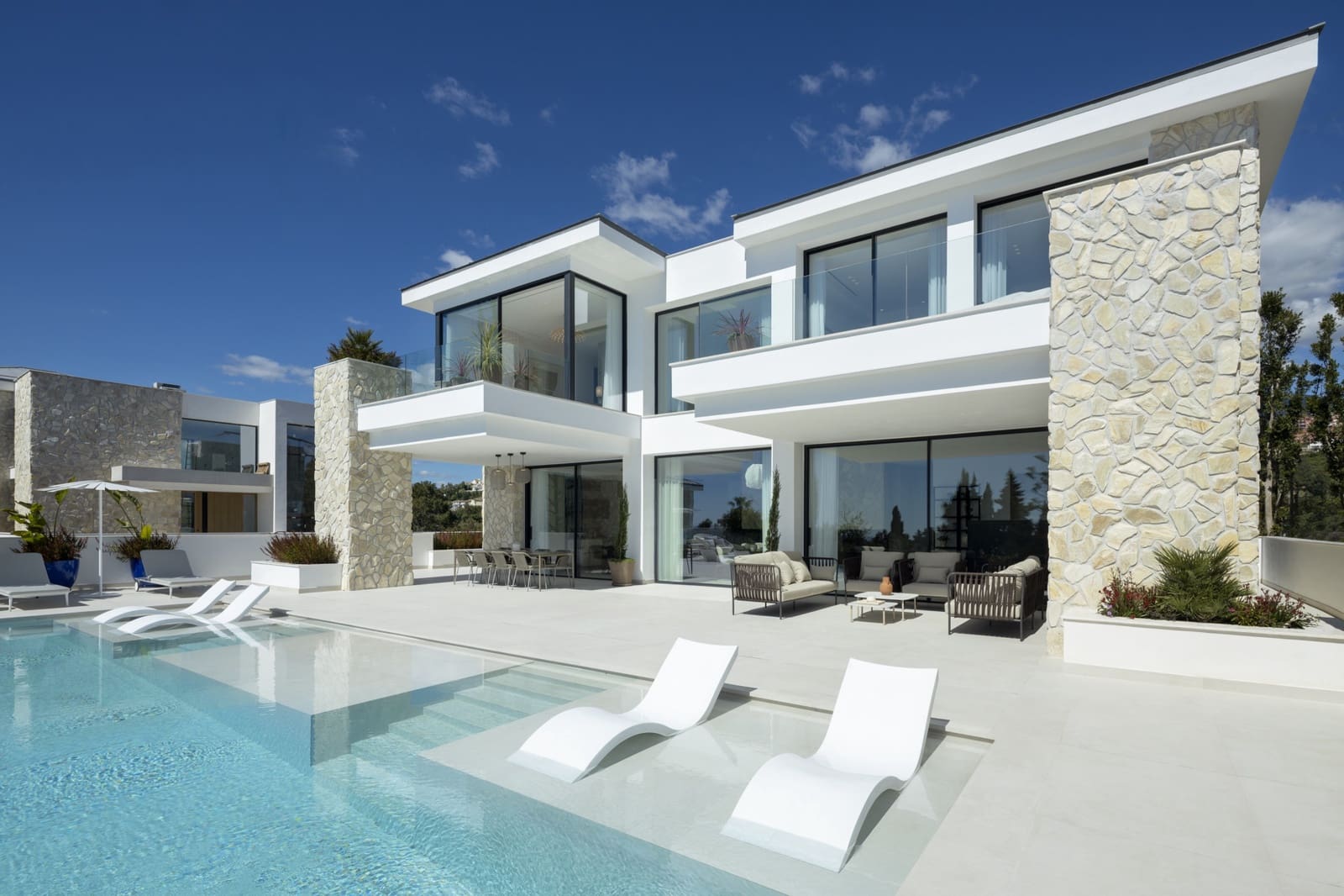 5 bedroom Villa for sale in La Quinta with pool garage - € 5,495,000 (Ref: 9685738)