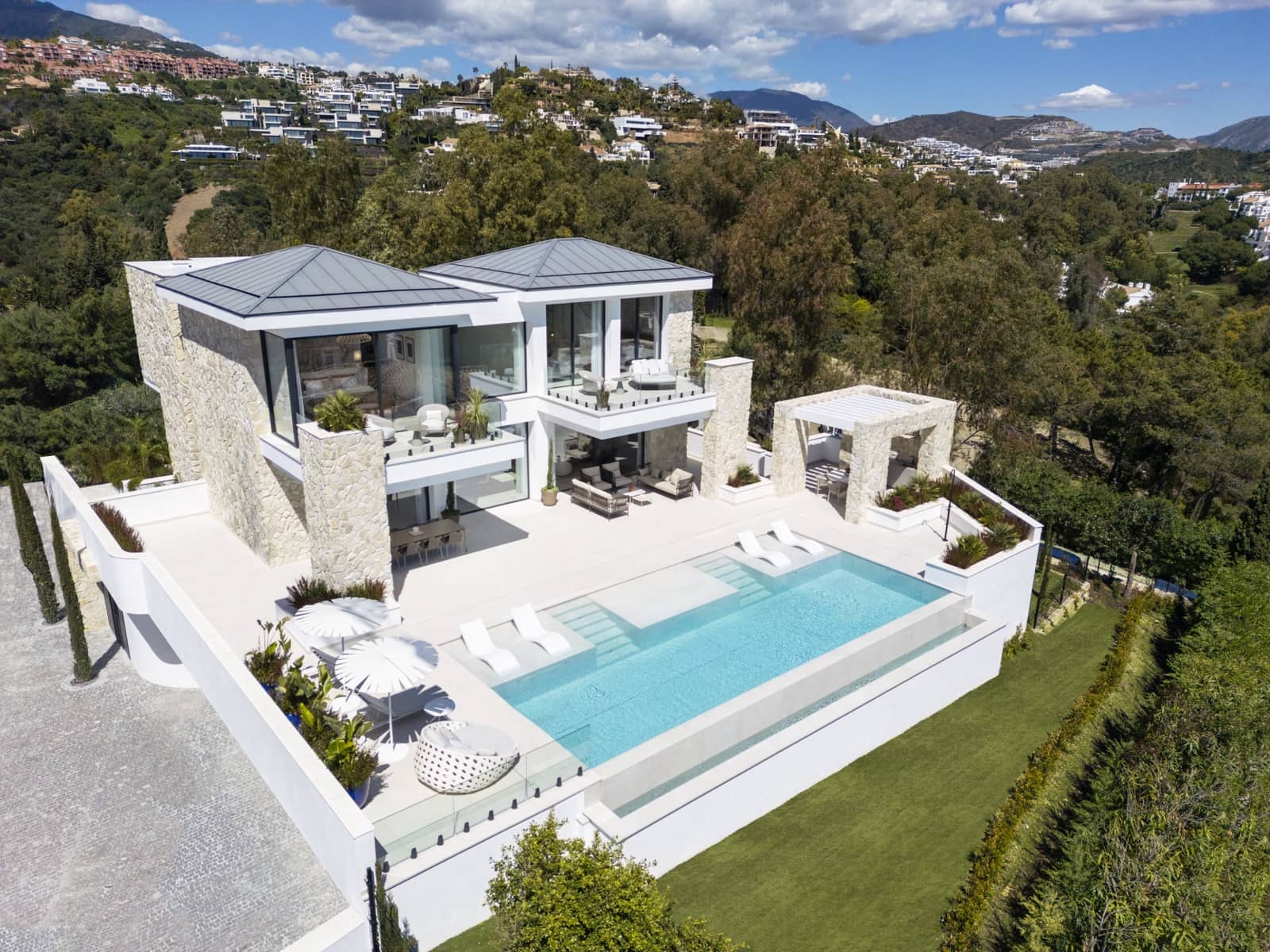 5 bedroom Villa for sale in La Quinta with pool garage - € 5,495,000 (Ref: 9685738)