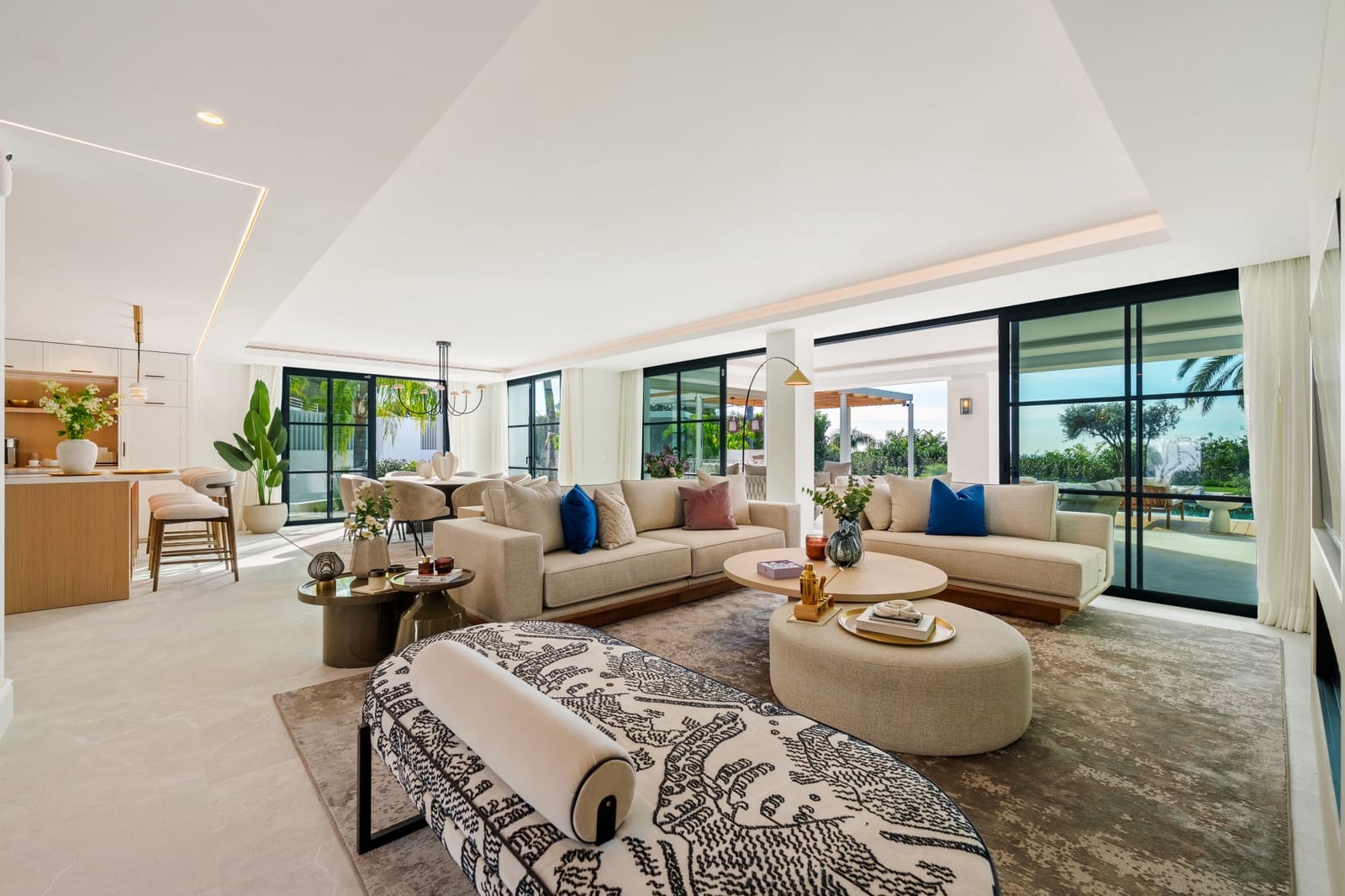 5 bedroom Villa for sale in La Quinta with pool garage - € 6,250,000 (Ref: 9685739)