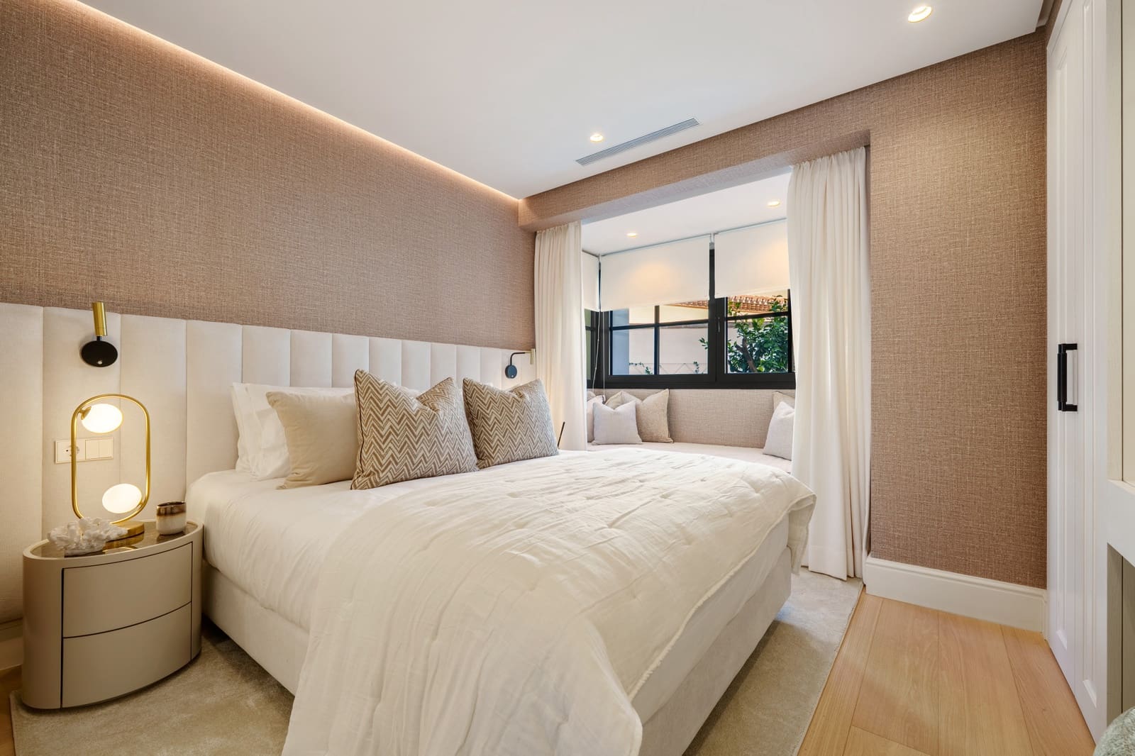5 bedroom Villa for sale in La Quinta with pool garage - € 6,250,000 (Ref: 9685739)