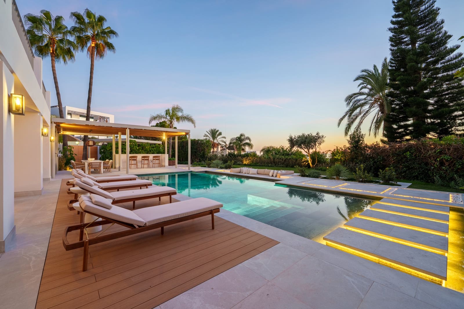 5 bedroom Villa for sale in La Quinta with pool garage - € 6,250,000 (Ref: 9685739)