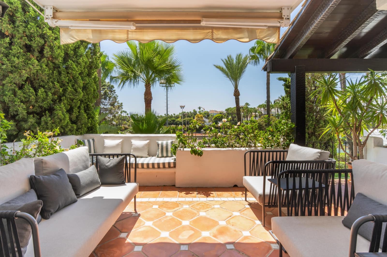 2 bedroom Apartment for sale in Marbella with pool garage - € 2,600,000 (Ref: 9688633)