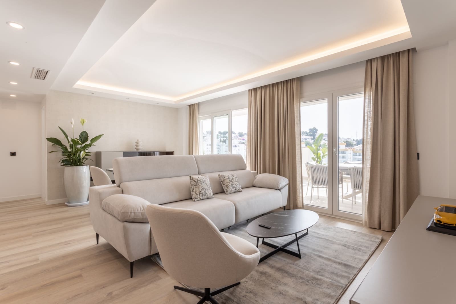 4 sypialnia Penthouse na sprzedaż w Marbella z basenem garażem - 1 690 000 € (Ref: 9688635)