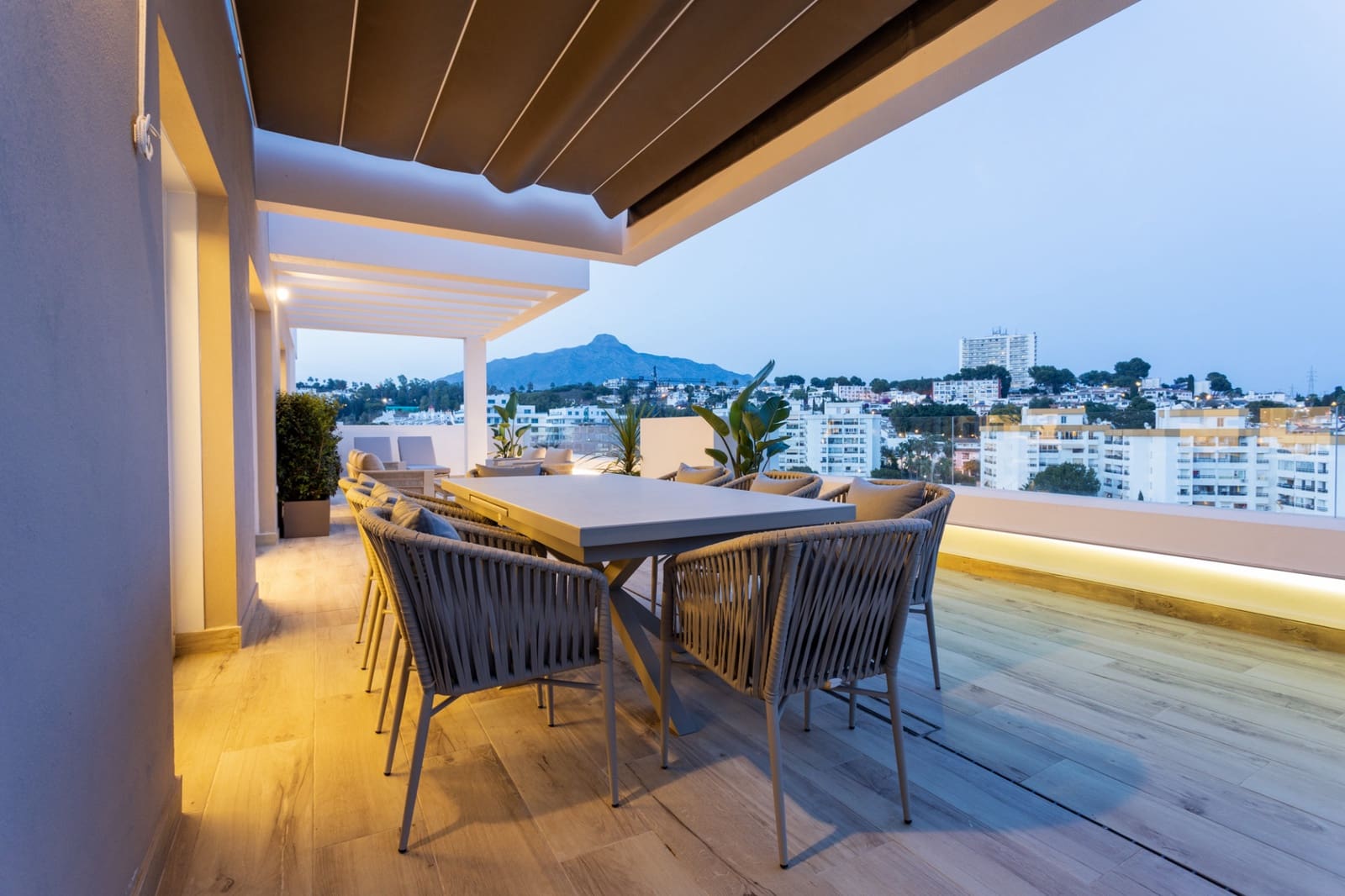 4 sypialnia Penthouse na sprzedaż w Marbella z basenem garażem - 1 690 000 € (Ref: 9688635)