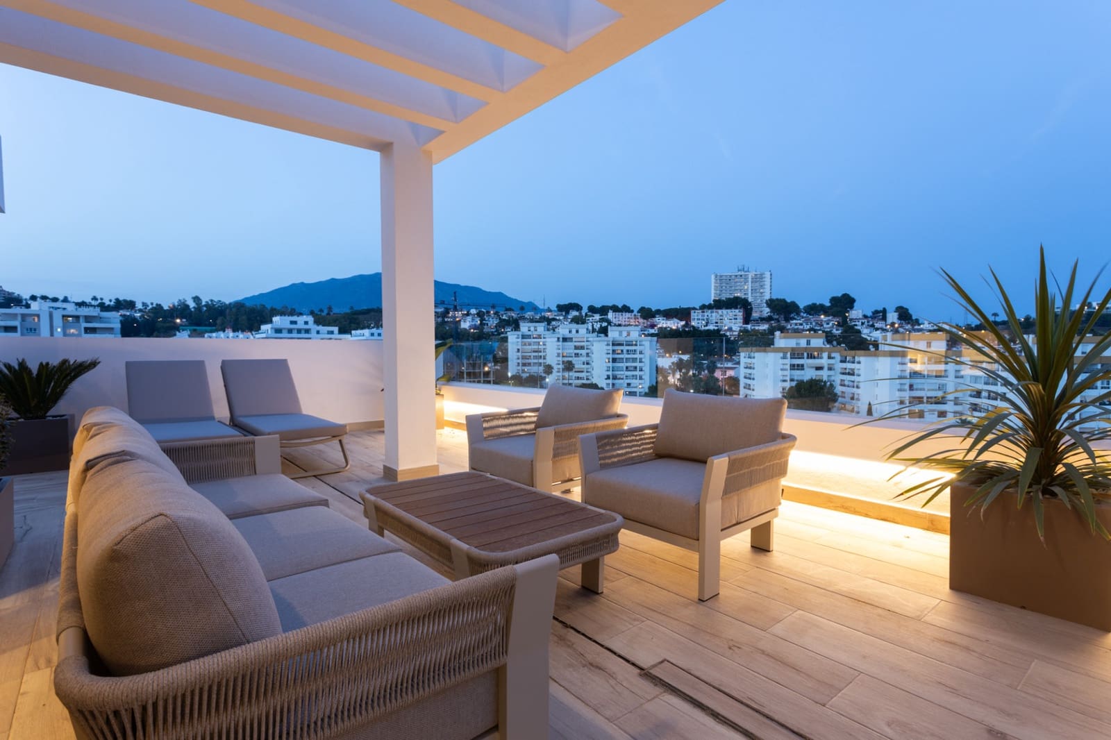 4 bedroom Penthouse for sale in Marbella with pool garage - € 1,499,000 (Ref: 9688635)