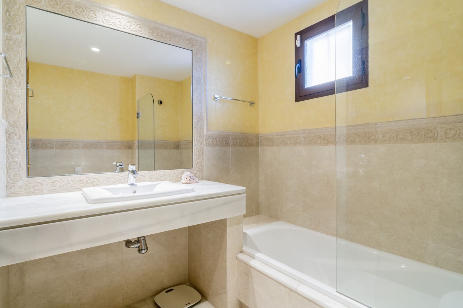 2 bedroom Apartment for sale in Marbella with pool garage - € 950,000 (Ref: 9697877)