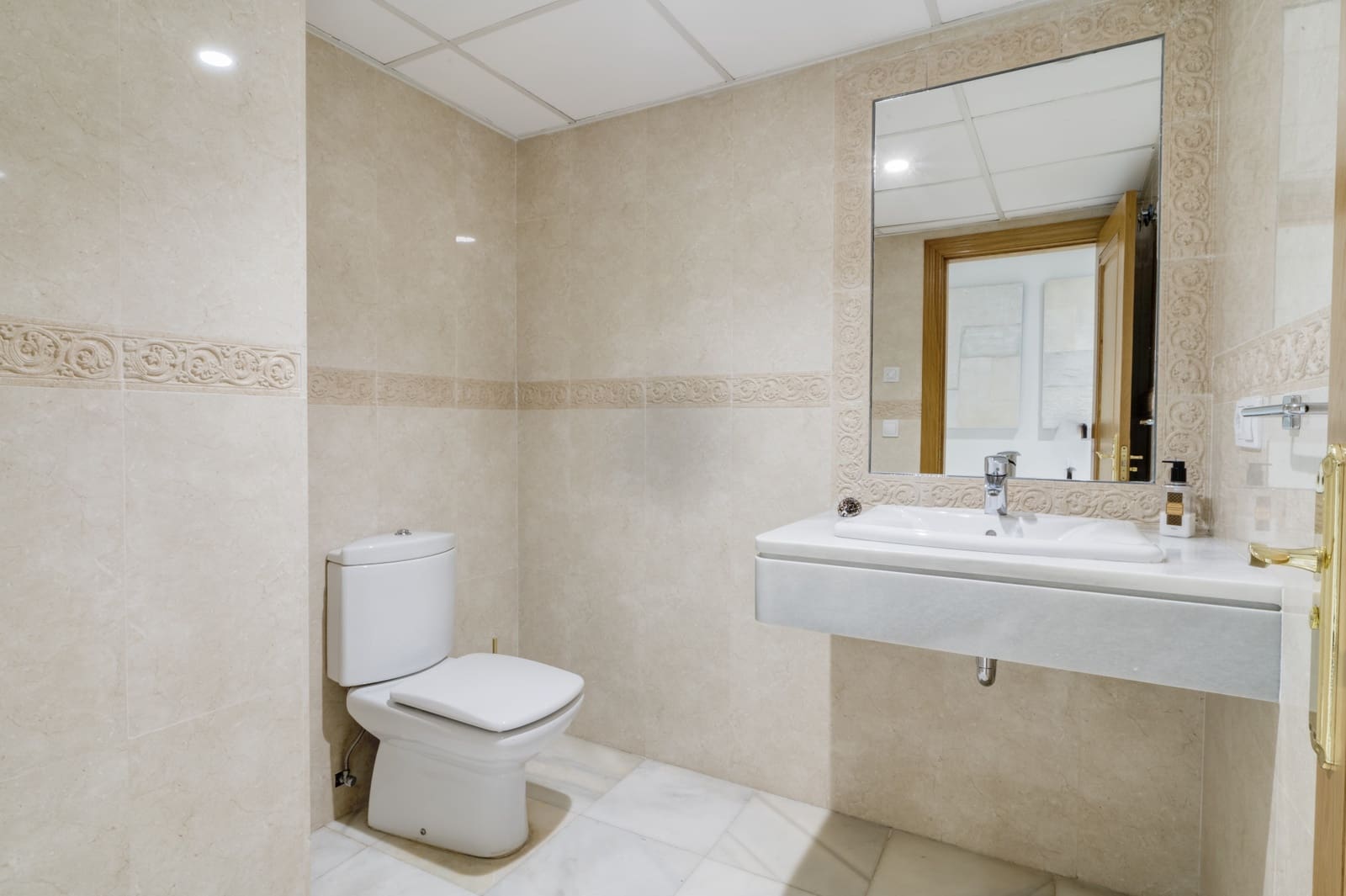 2 bedroom Apartment for sale in Marbella with pool garage - € 950,000 (Ref: 9697877)