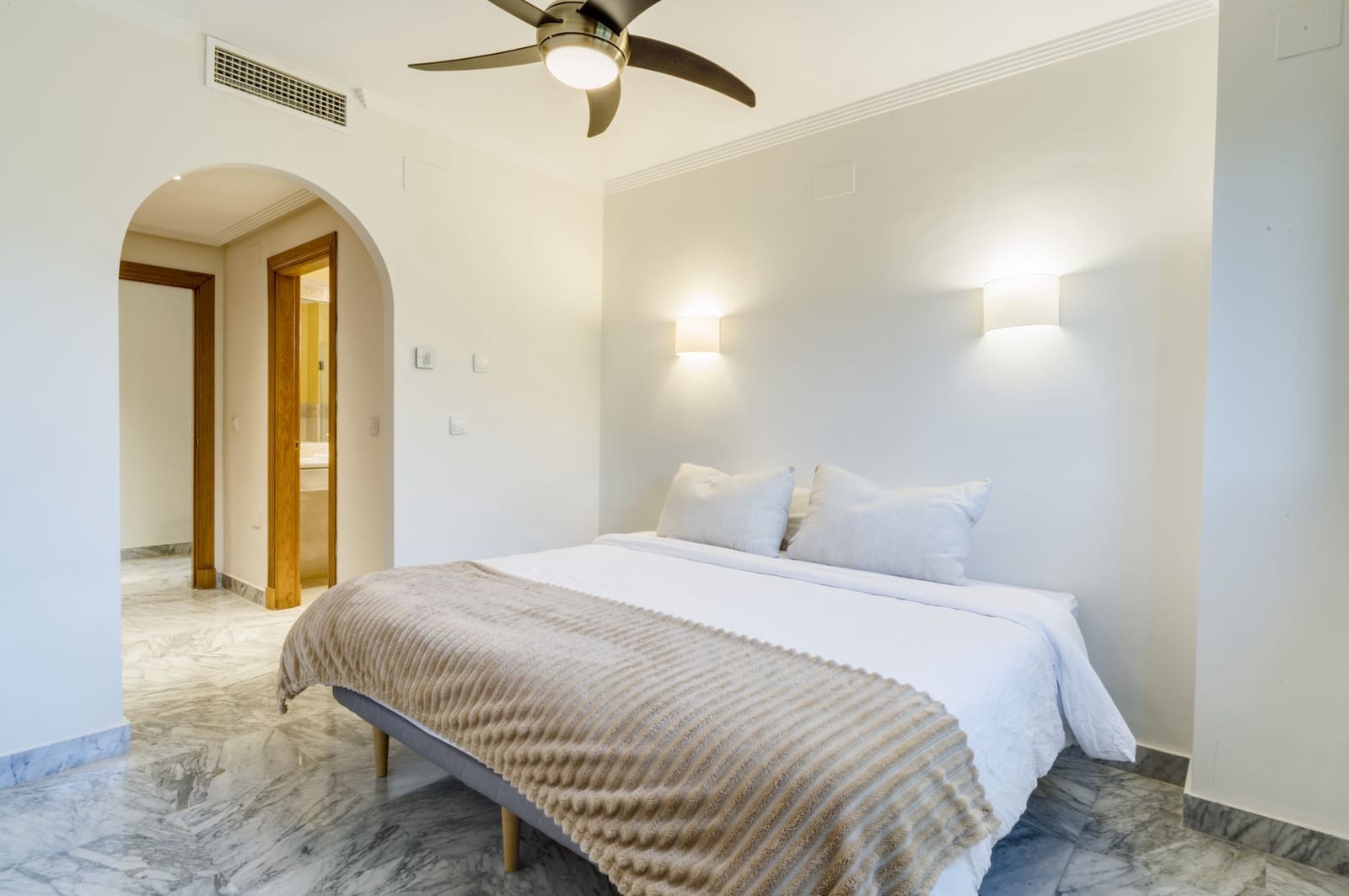 2 bedroom Apartment for sale in Marbella with pool garage - € 950,000 (Ref: 9697877)