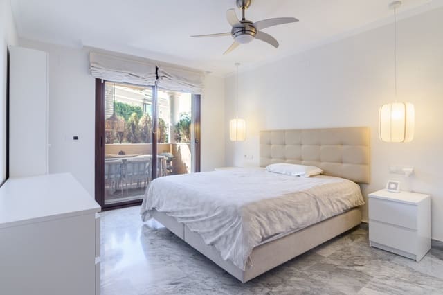 2 makuuhuone Huoneisto myytävänä paikassa Lomas De Marbella, Marbella mukana uima-altaan 
autotalli - 895 000 € (Ref: 9697877)