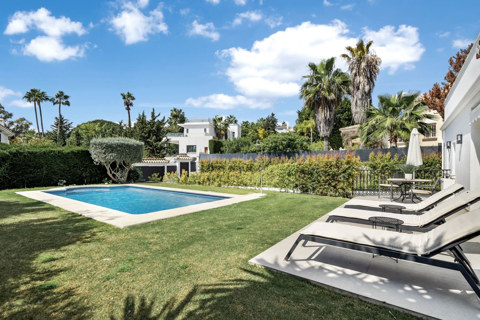 4 sypialnia Willa na sprzedaż w Nueva Andalucia z basenem garażem - 2 650 000 € (Ref: 9770145)