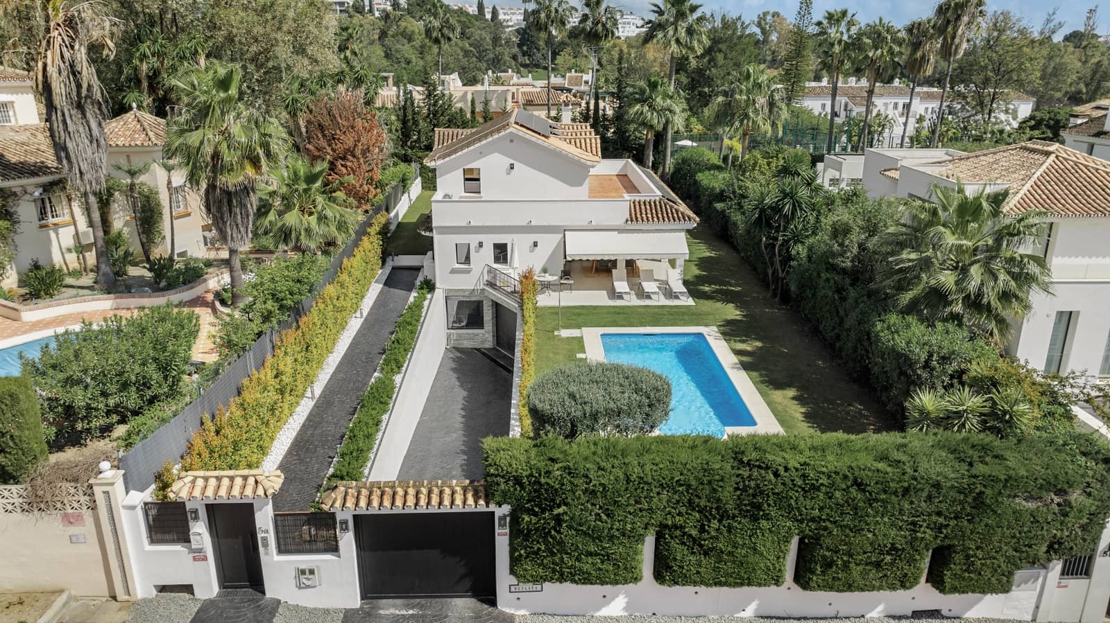 4 sypialnia Willa na sprzedaż w Nueva Andalucia z basenem garażem - 2 650 000 € (Ref: 9770145)