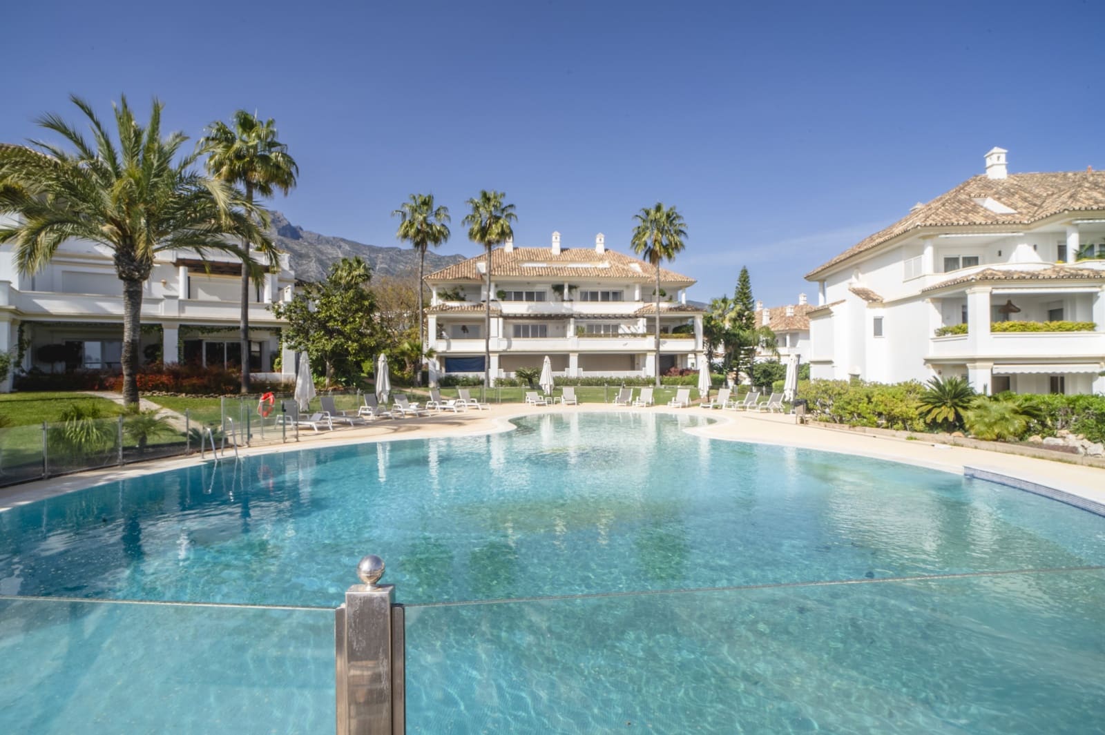 5 soverom Penthouse til salgs i Marbella med svømmebasseng garasje - € 4 850 000 (Ref: 9835025)
