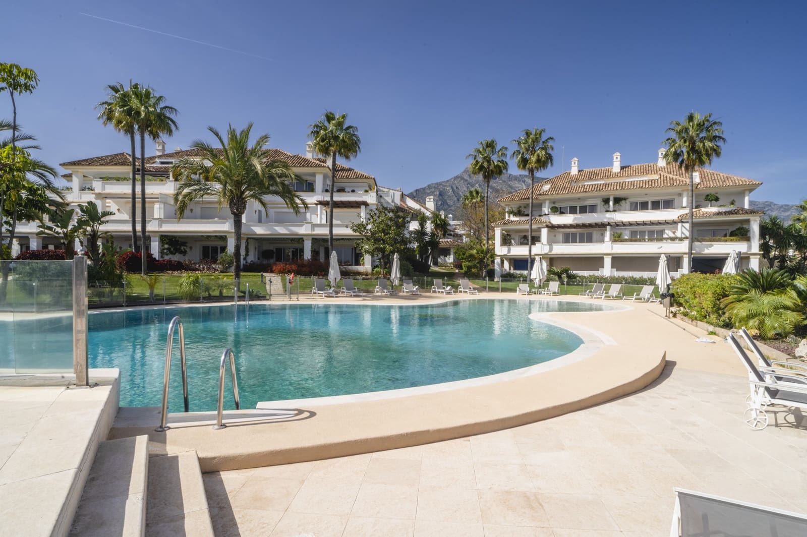 5 soverom Penthouse til salgs i Marbella med svømmebasseng garasje - € 4 850 000 (Ref: 9835025)