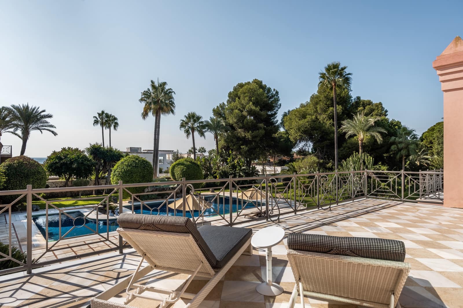 8 soveværelse Villa til salg i El Paraiso med swimmingpool garage - € 13.500.000 (Ref: 9848509)