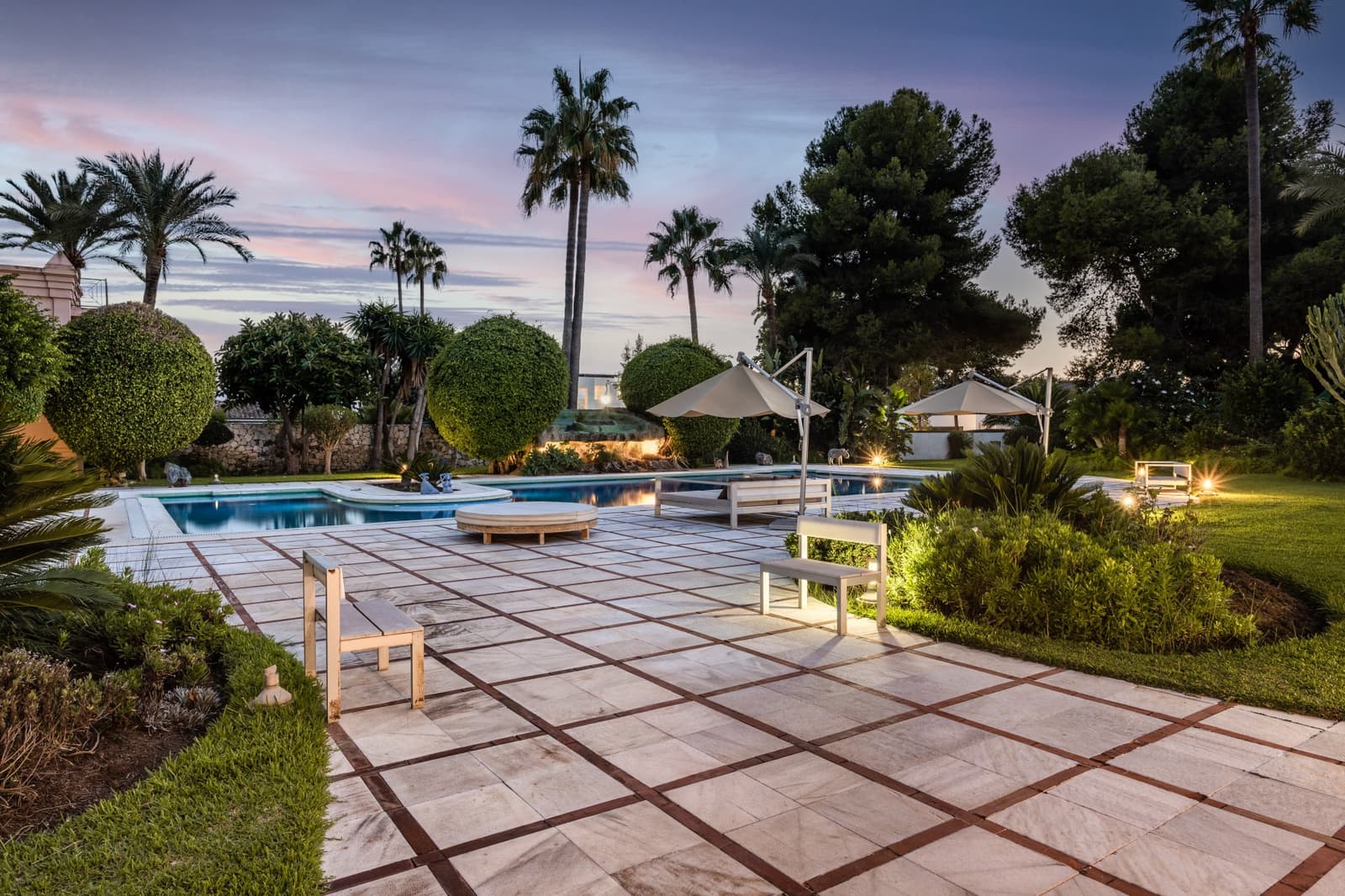 8 soveværelse Villa til salg i El Paraiso med swimmingpool garage - € 13.500.000 (Ref: 9848509)