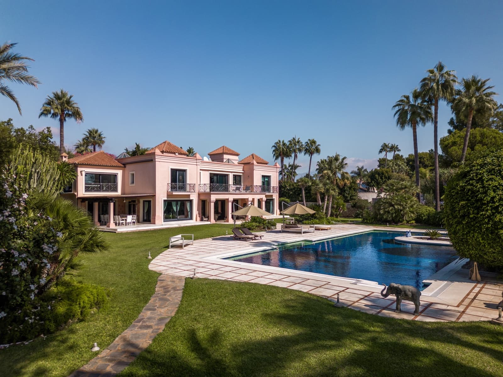 8 soveværelse Villa til salg i El Paraiso med swimmingpool garage - € 13.500.000 (Ref: 9848509)