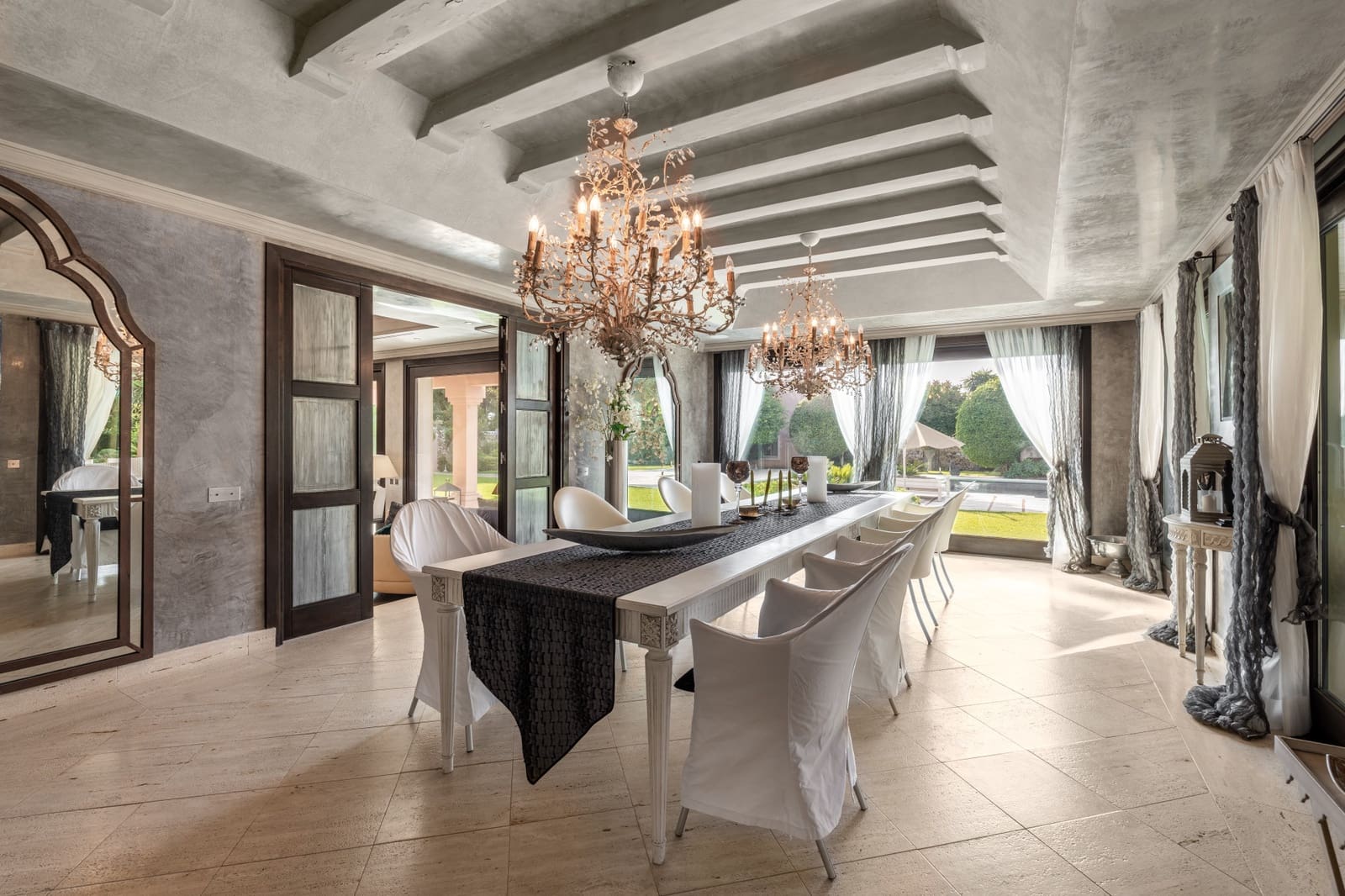 8 soverom Villa til salgs i El Paraiso med svømmebasseng garasje - € 13 500 000 (Ref: 9848509)