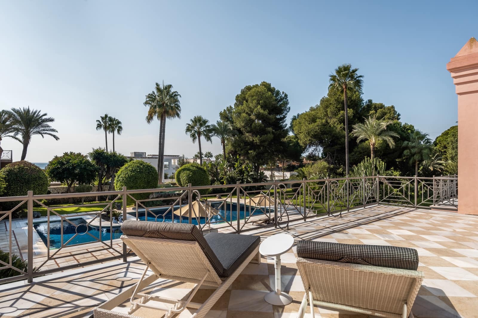 8 soverom Villa til salgs i El Paraiso med svømmebasseng garasje - € 13 500 000 (Ref: 9848509)