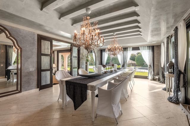 8 makuuhuone Huvila myytävänä paikassa El Paraiso, Estepona mukana uima-altaan 
autotalli - 13 500 000 € (Ref: 9848509)