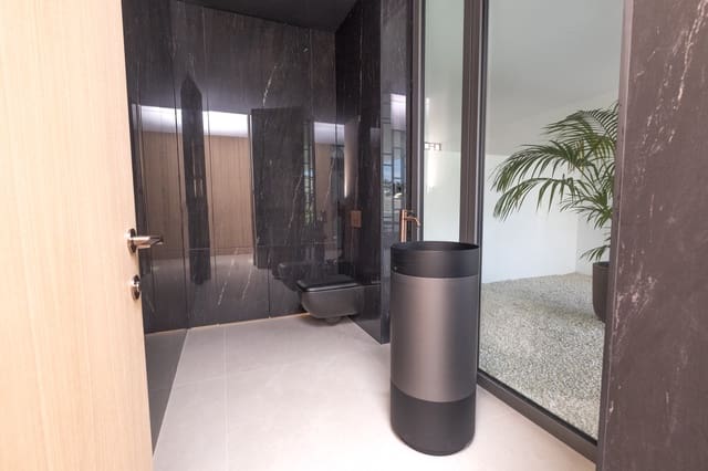 3 soverom Kjedet enebolig til salgs i La Dama de Noche - La Alzambra, Marbella med svømmebasseng garasje - € 6 250 000 (Ref: 9848541)