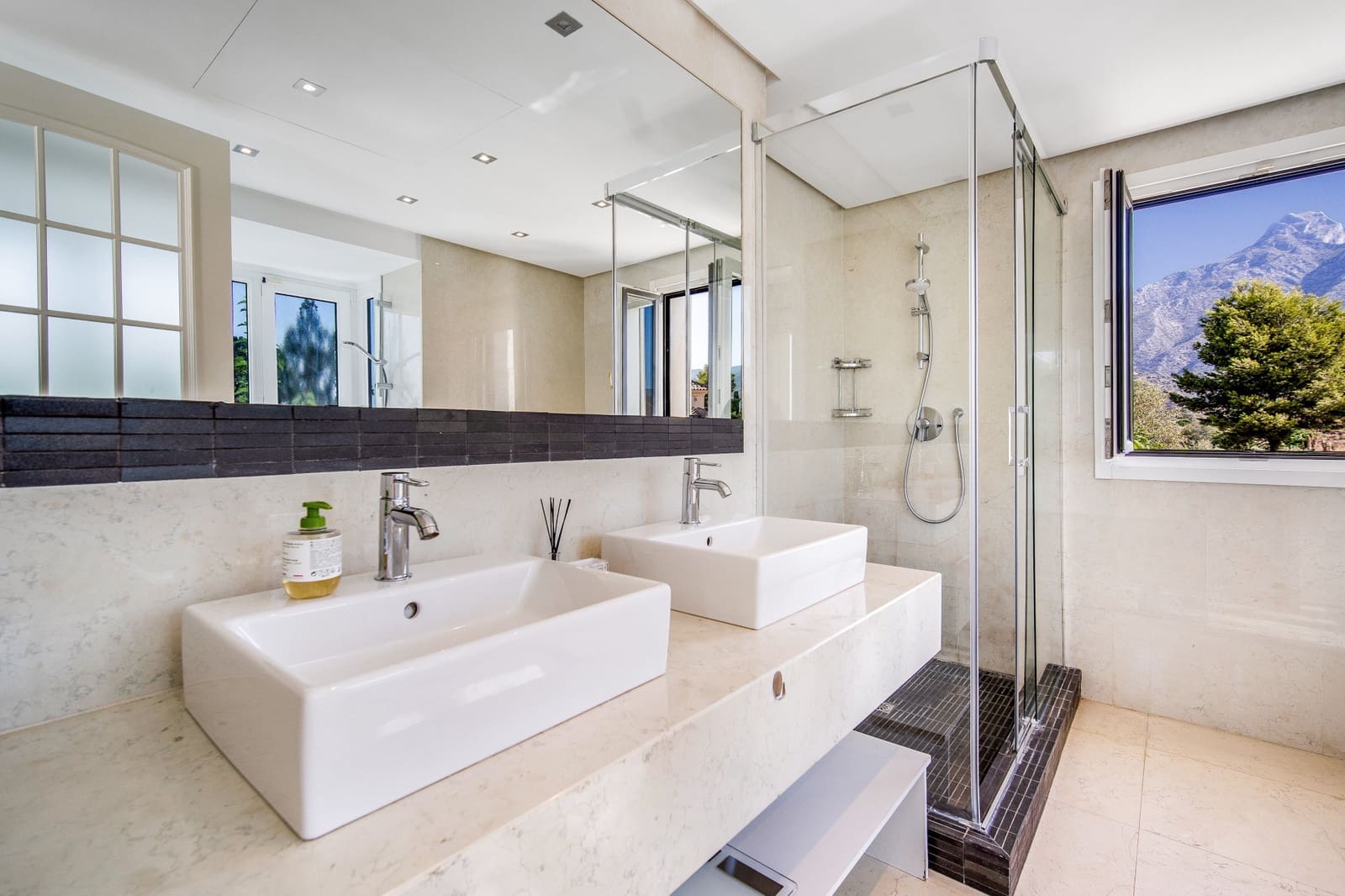 5 soverom Villa til salgs i Marbella med svømmebasseng garasje - € 2 650 000 (Ref: 9848551)