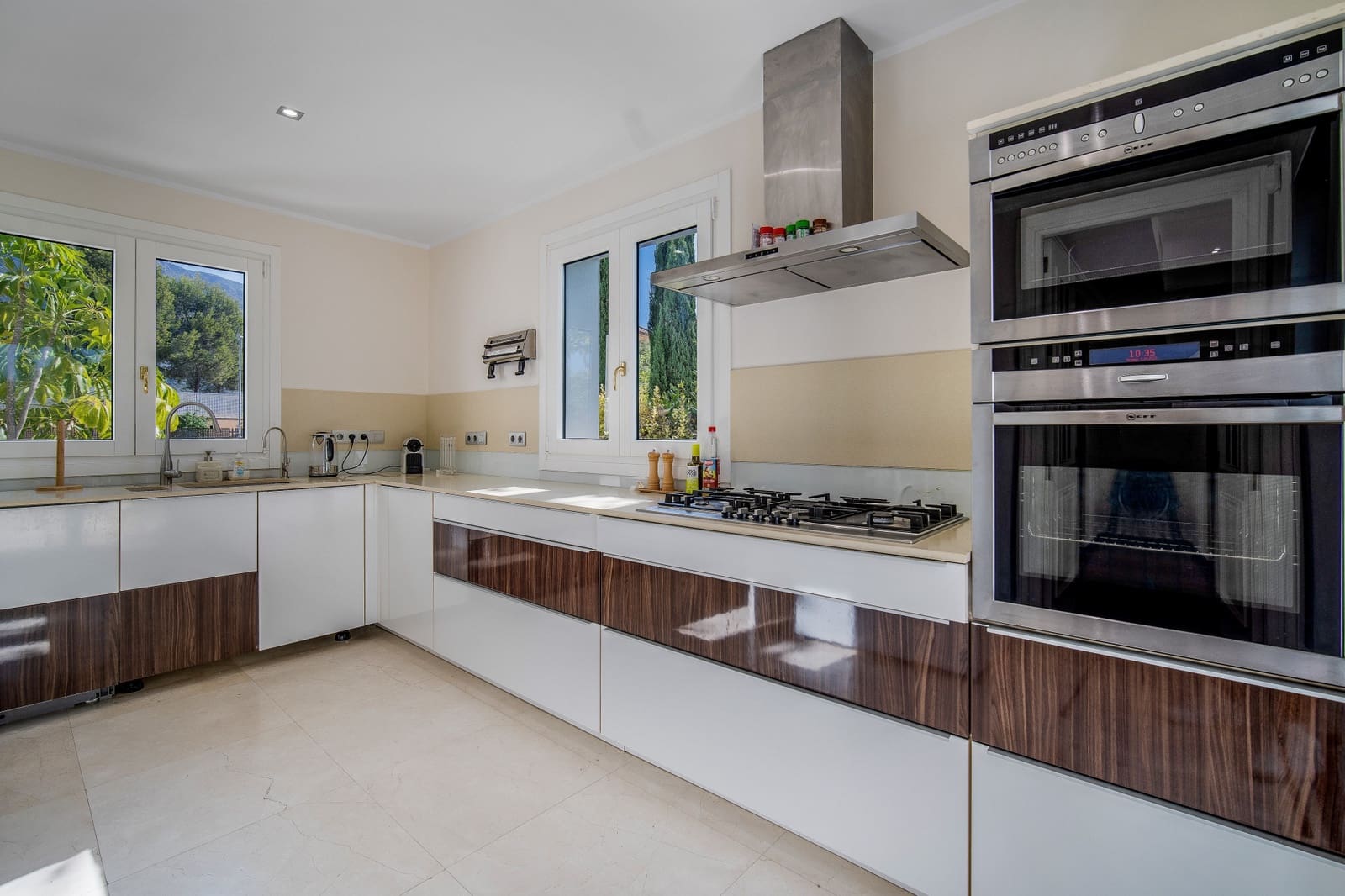 5 soverom Villa til salgs i Marbella med svømmebasseng garasje - € 2 650 000 (Ref: 9848551)
